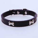 "Hundehalsband mit Knochen-Nieten für kleine und mittelgroße Hunde" könnte umformuliert werden zu: "Knochen-Nieten Hundehalsband für kleine und mittelgroße Hunde".