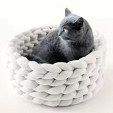 Handgefertigtes Katzenkörbchen aus geflochtenem Material