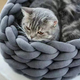 Handgefertigtes Katzenkörbchen aus geflochtenem Material