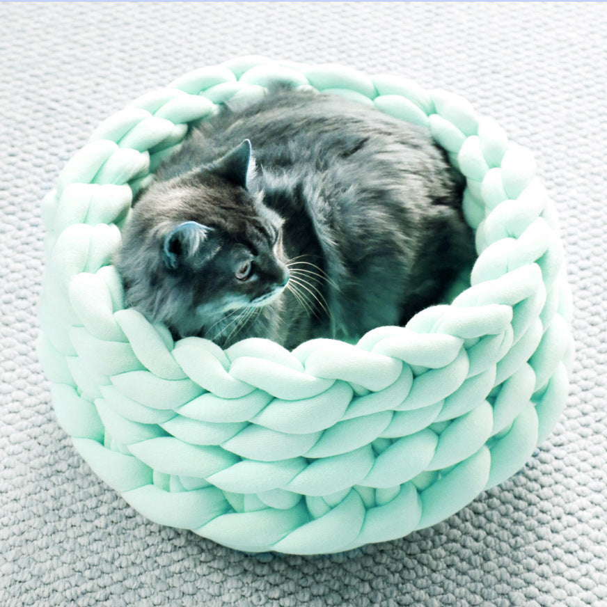 Handgefertigtes Katzenkörbchen aus geflochtenem Material