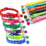 Sicheres Katzenhalsband mit Glocke – Verstellbares Pfotenmuster-Halsband mit Schnellverschluss