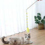Interaktive Katzenangel mit Bommeln und Federn – Spielvergnügen für neugierige Katzen
